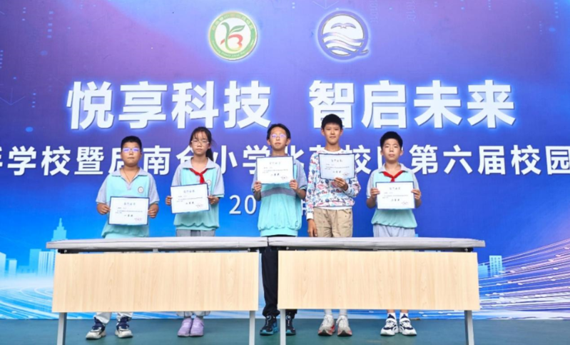 配图6:给学生颁奖2.png